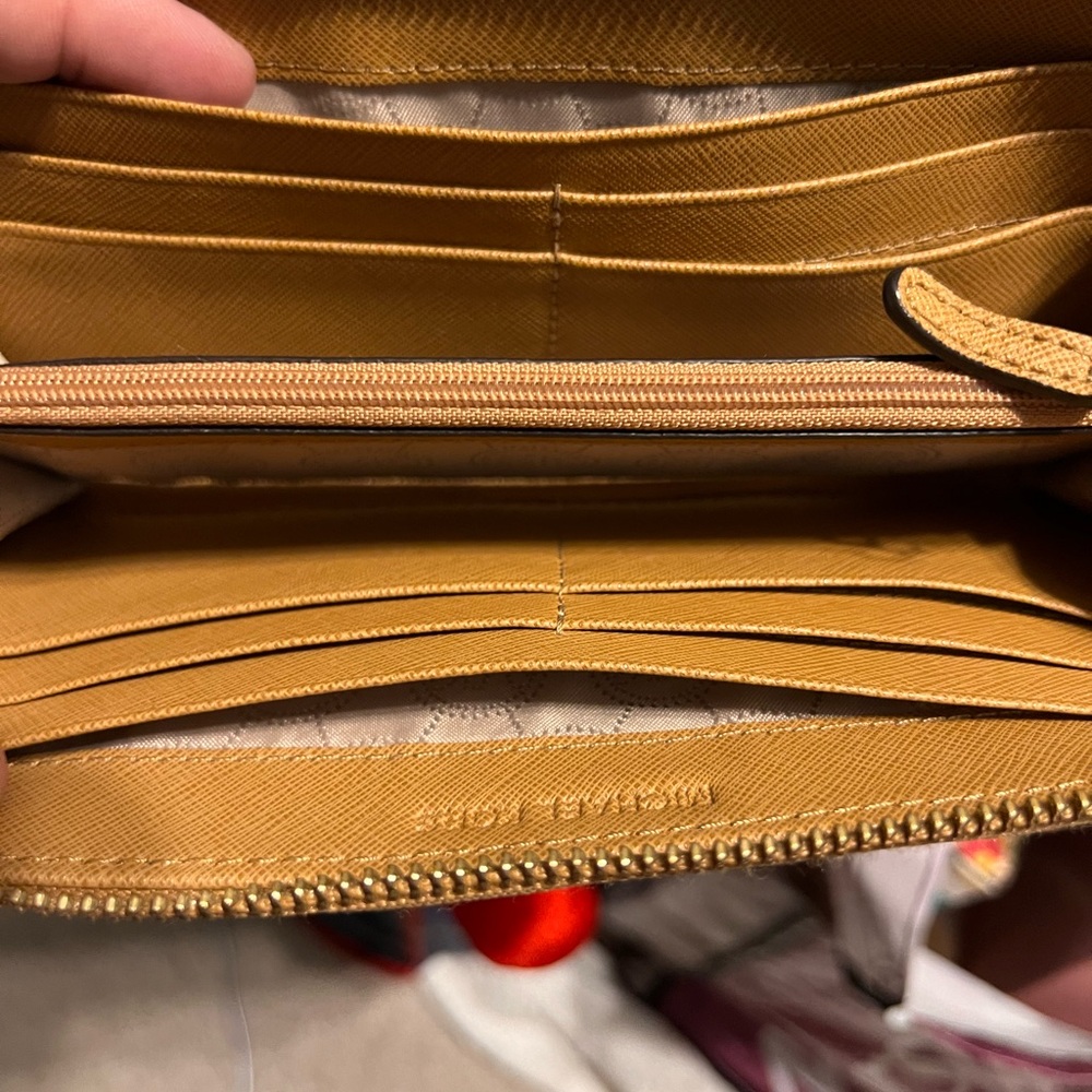 Michael Kors Long wallet Lots Of Storage, Never Used - Picture 9 of 10